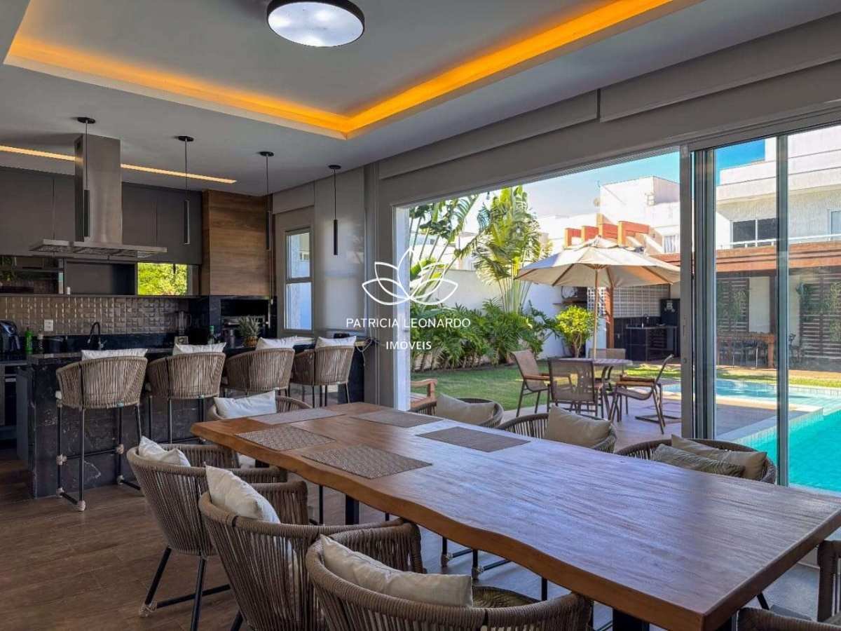  - Maravilhosa casa à venda em Condomínio Fechado com 260 m2 sendo 4 quartos 3 suítes e 4 vagas de garagem.