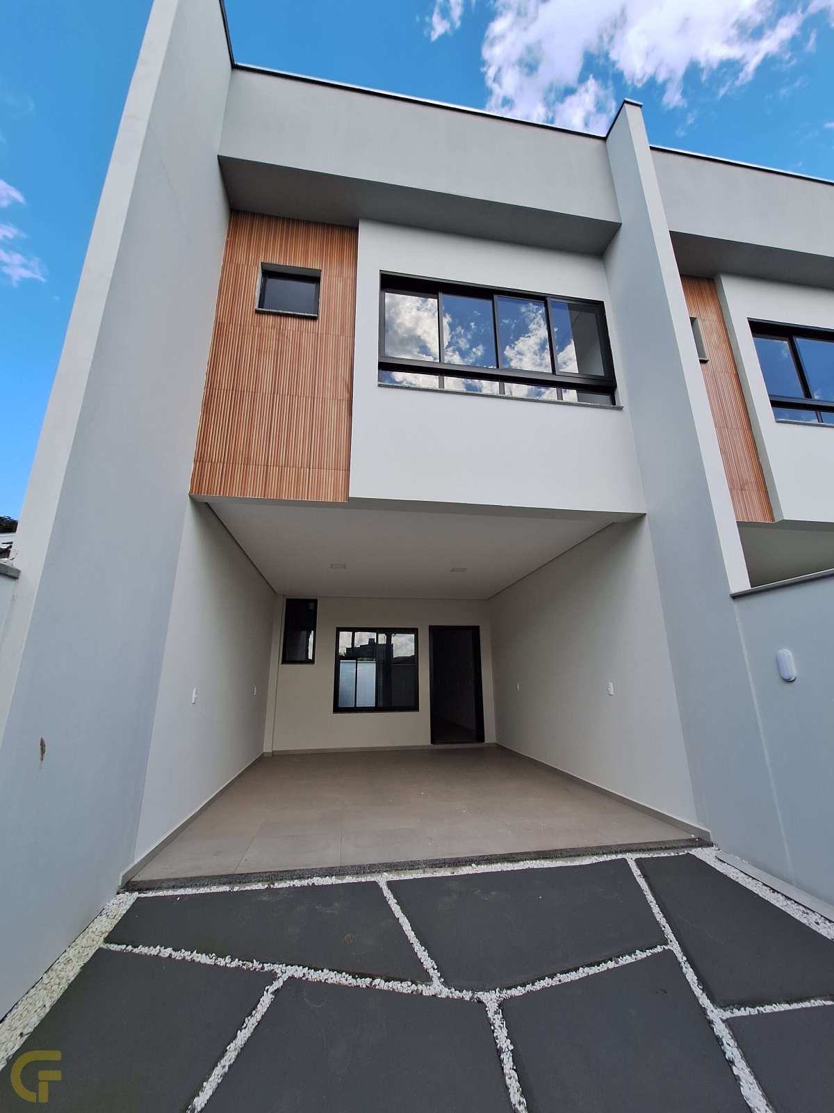 Sobrado Alto Padrão com Suíte + 2 Dormitórios - 3 minutos do Centro! - Gilvan Frankowiak