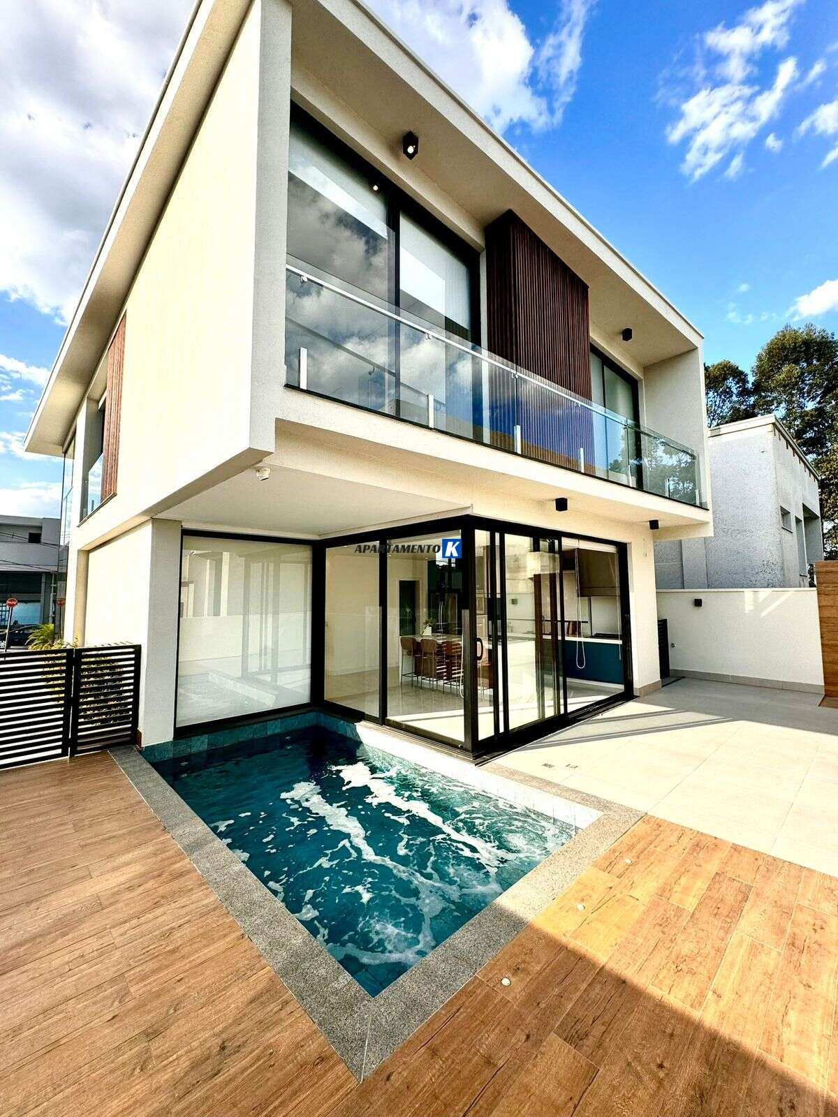 Casa de Condomínio LOCAÇÃO - 4 suítes - 6 Vagas - MOBILIADA - Acabamentos de Alto Padrão - Casa de Esquina - Cond Real Park Arujá - SP