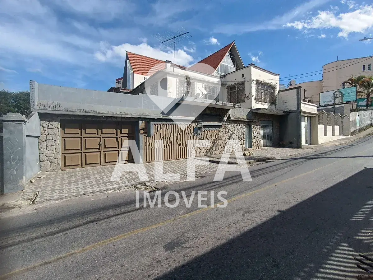 Casa ampla com 3 quartos, suíte com banheira e terraço no Centro – 2 vagas de garagem