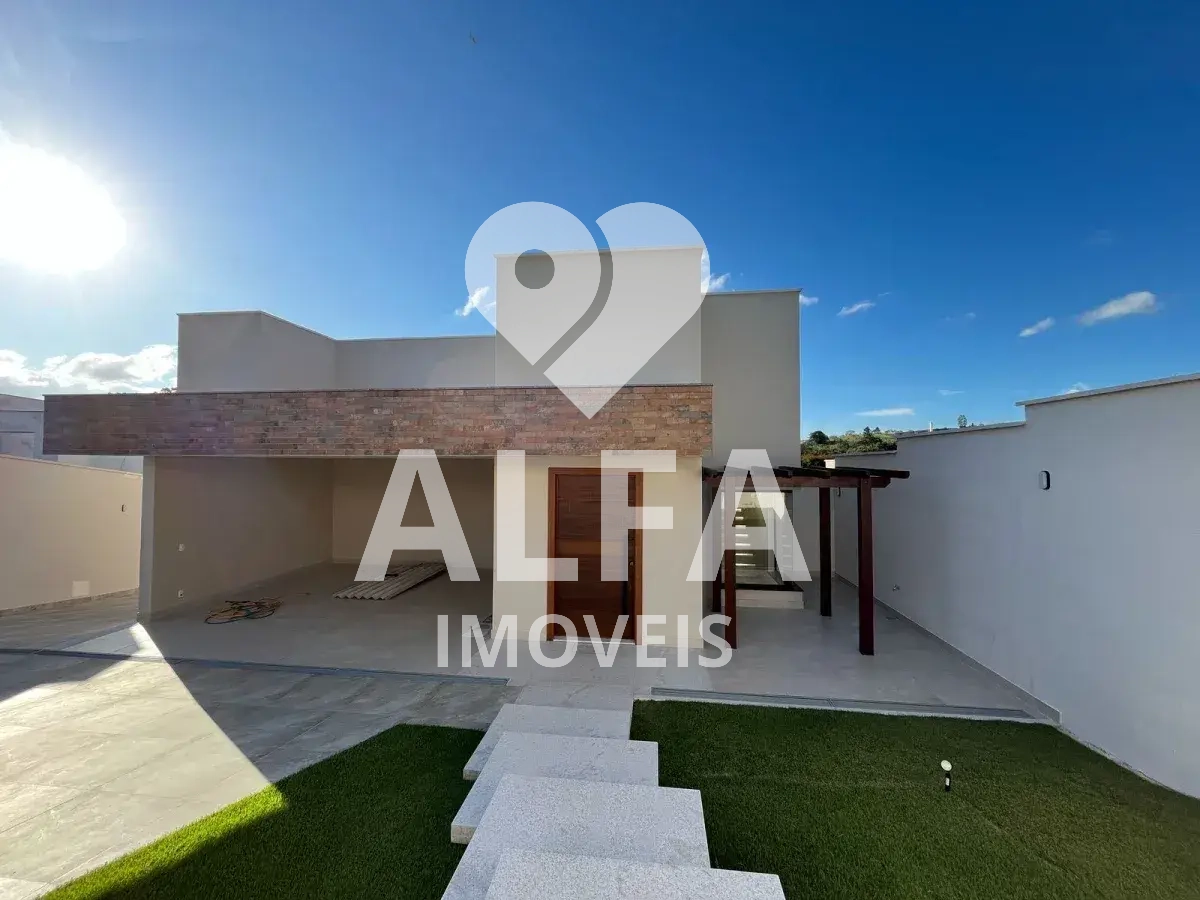 Casa Nova de Alto Padrão à Venda em Condomínio Tranquilo