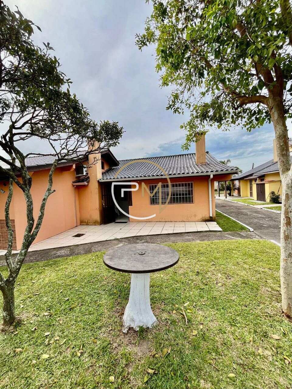 Casa de condomínio à venda em Capão da Canoa, com 2 quartos, 73m²